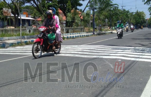 Foto : Pengendara melintasi marka jalan di jalan Imam Bonjol kota Sampang