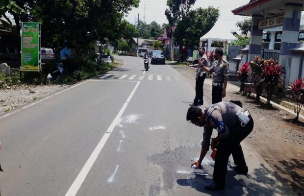 Foto: Anggota Satlantas Polres Lumajang melakukan olah TKP