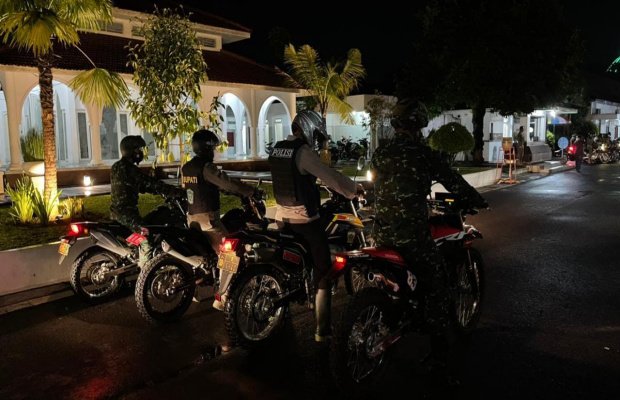 Foto: Dari kiri : Dandim 0821 - Bupati Lumajang - Kapolres Lumajang - Danyonif 527/By