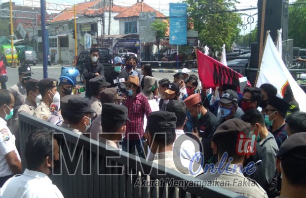 Foto : Aksi di Kantor Kejari Sampang ricuh