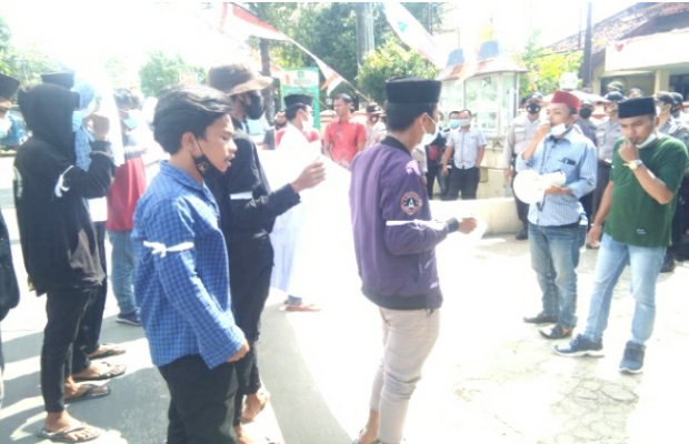 Foto: Sejumlah aktivis mahasiswa saat melakukan aksi unjuk rasa ke Dinsos Sumenep