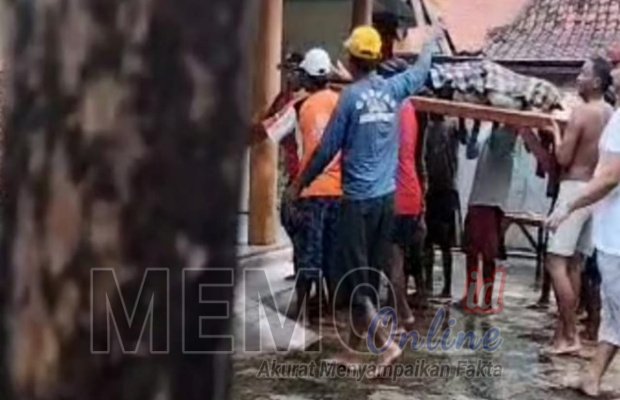 Foto : Korban saat di evakuasi oleh warga