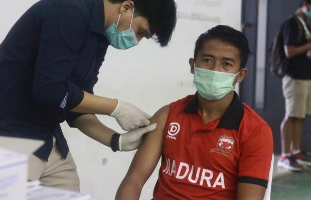 Foto: Pemain Madura United sedang divaksin