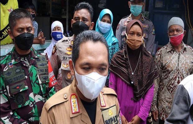 Foto: Bupati Lumajang, Dandim 0821 dan Kapolres Lumajang bersama ibu Aini (berbaju ungu).