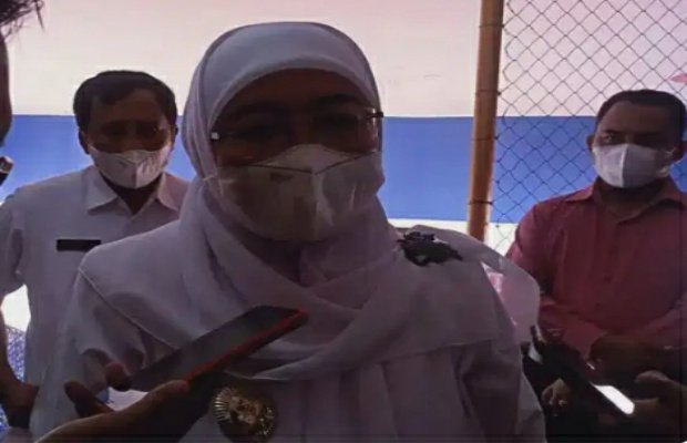 Foto: Wakil Bupati Sumenep Ny. Hj. Dewi Khalifah saat diwawancarai awak media 
