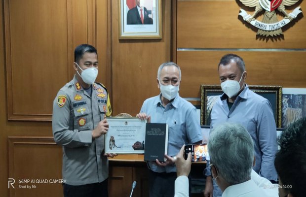  Foto: Kapolres Jember, AKBP Arief Rachman Arifin, SIK, MH dapat Piagam Penghargaan dari KSDAE.