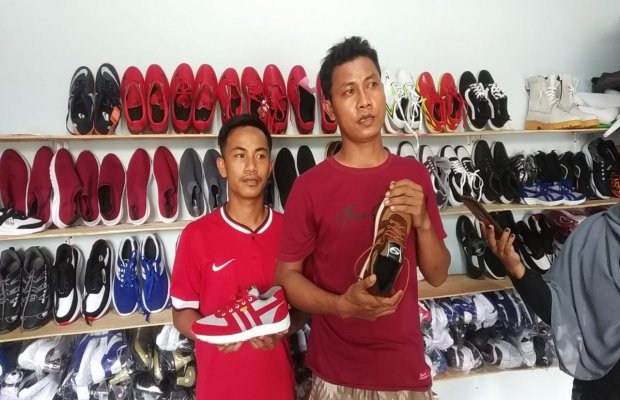Foto: Bahrul Saat Menunjukkan Sepatu Hasil Produksinya