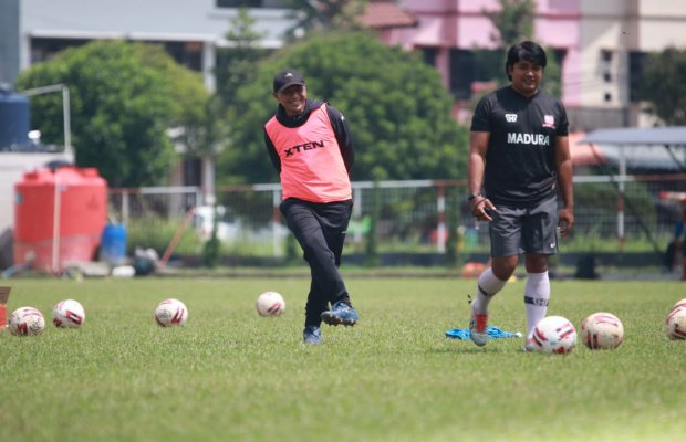 Foto : Rahmad Darmawan (berompi pink) dalam sesi latihan