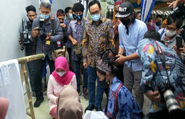 Foto: Bupati Pamekasan Menyaksikan Puteri Indonesia Saat Demo Batik Toket di Hotel Front One
