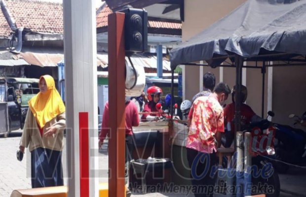 Foto: Parkir elektronik di pasar Srimangunan Sampang sering rusak