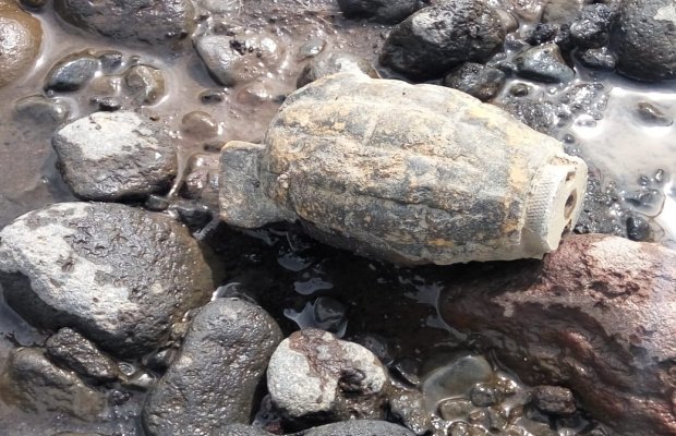 Foto: Granat tangan jenis nanas yang ditemukan warga