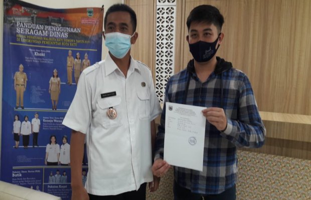 Foto: Kepala Desa Pesanggrahan, Imam Wahyudi bersama Edo Rabmadhani MUrdyan usai menyerahkan berkas pendaftaran pemilihan Dirut BWR Kota Batu di kantor Bagian Ekonomi Pemkot Batu