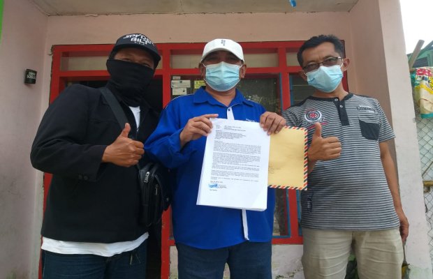 Foto: Ketua YUA Jatim saat menunjukkan surat yang dilayangkan ke dewan.