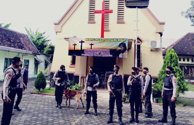 Foto: Suasana pengamanan di salah satu gereja di Lumajang.