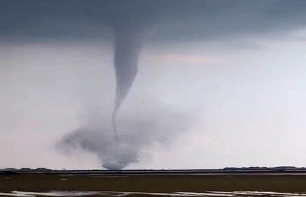 Foto: Angin puting beliung yang terekam kamera warga. 