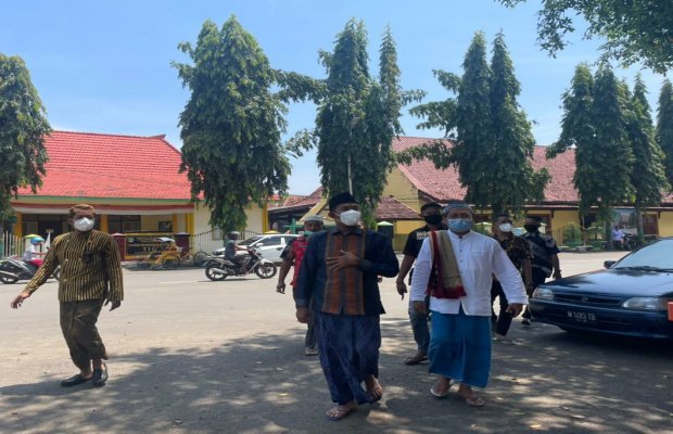 Foto: Bupati Sumenep Ach. Fauzi saat akan menunaikan salat ke Masjid Agung 