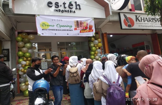 Foto: Antrian Pembeli di Outlet Es Teh Indonesia Cabang Pamekasan
