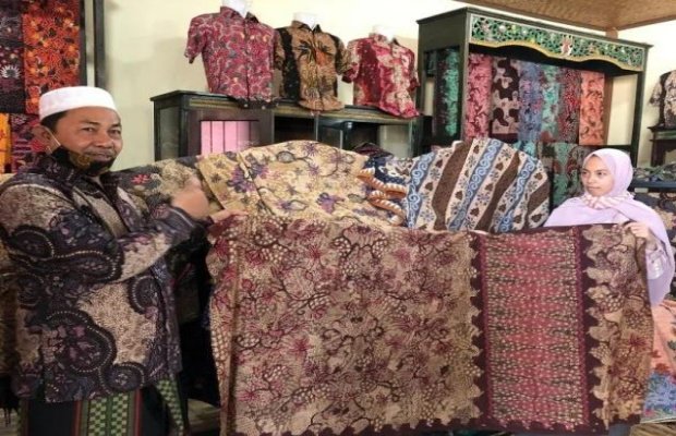  Foto: Pengusaha Batik Tulis Asal Desa Klampar Saat Pamerkan Batik Ditokonya. 
