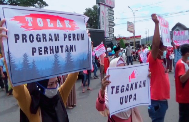 Foto: Warga saat menyampaikan keluhan di depan kantor DPRD Kabupaten Lumajang