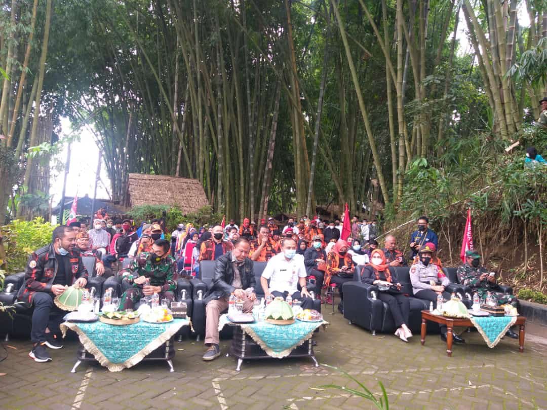  Foto: Ketua MPC PP Kota Batu bersama jajaran dan para tamu undangan yang hadir diacara santunan anak yatim dan janda dhuafa.