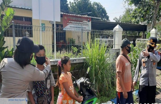 Foto : Polsek Kaliwates Laksanakan Operasi Yustisi Upaya Sadarkan Masyarakat Pentingnya Memakai Masker