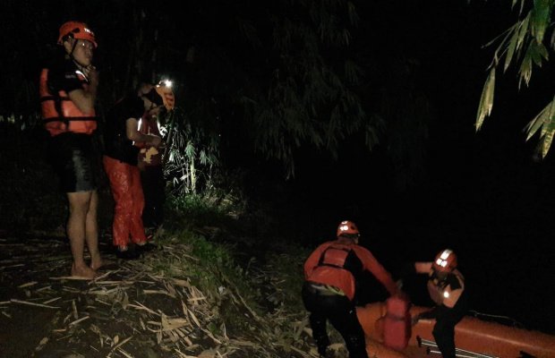 Foto: Pencarian korban dilanjutkan besok lantaran cuaca tak mendukung. 