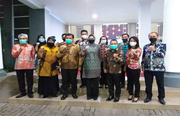 Foto: Walikota Batu dan Pimpinan Bank Jatim, Titi Handari Djoar bersama jajaran saat sesi foto bersama usai pengukuhan TPAKD.