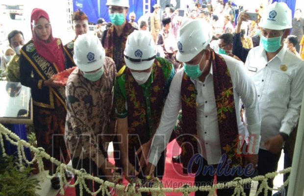 Foto : (Dari kanan) Bupati Sampang H. Slamet Junaidi, Dirjen Pendidikan Vokasi Kemdikbud, dan Direktur Poltera (kiri) saat peresmian bengkel konstruksi di Poltera