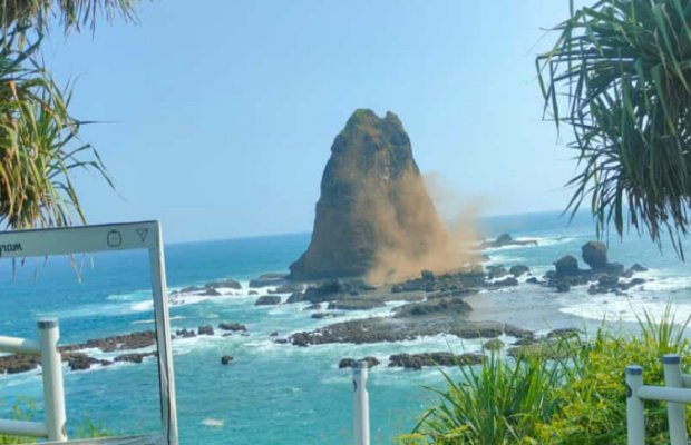 Foto :  Bukit kecil di pantai Papumu lonsor   