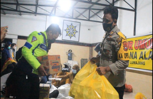Kapolres Lumajang AKBP Eka Yekti Hananto Seno S.I.K M.Si mengusung makanan siap saji dikemas dalam kotak