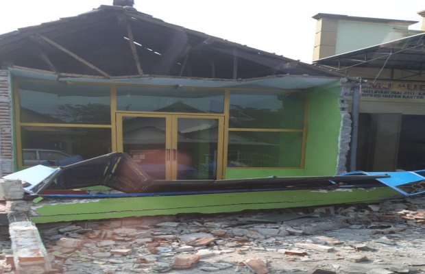 Foto: Beberapa bangunan yang hancur poraporanda akibat gempa yang berkekuatan 6,7