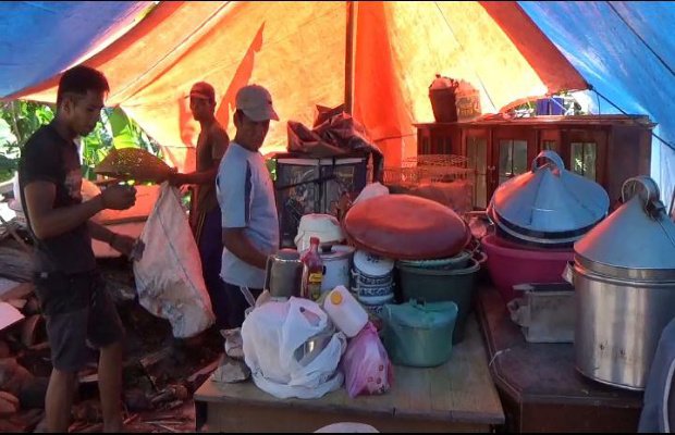 Foto: Warga Dusun Ibu Raja Desa Kaliuling di tenda darurat di samping rumah terdampak gempa.