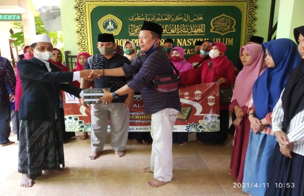 Foto: Paguyupan Brotherhood 92 Pamekasan Secara Simbolis Serahkan Kitab Suci Al Qur'an. 