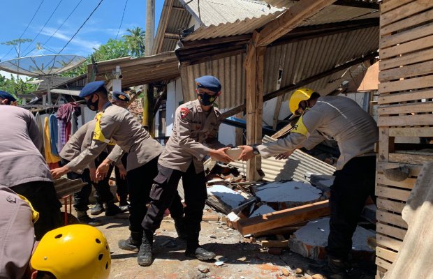 Foto: personil Brimob Polda Jatim saat melaksanakan kegiatan pembersihan di lokasi terdampak gempa. 