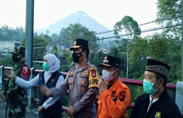  Foto: Dari kiri : Pangdam V Brawijaya - Gubernur Jatim - Kapolda Jatim - Bupati Lumajang. 