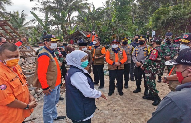 Foto: Khofifah Indar Parawansah saat meninjau lokasi gempa bumi di Malang