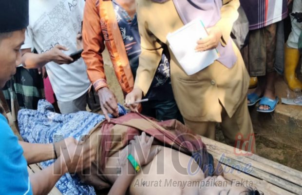 Foto : Korban setelah di evakuasi oleh warga