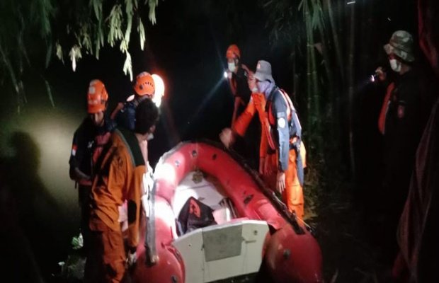Foto: Petugas mengevakuasi jenazah ke tepi sungai Bondoyudo