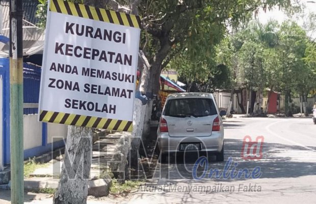 Foto : Banner milik Dishub Sampang diikat di pohon