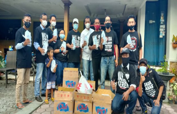 Foto: YUA Jatim bersama tim dan Kades Junrejo saat foto bersama sebelum membagikan paket takjil.
