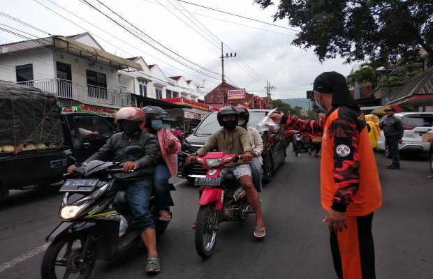 Foto: Anggota PP Kota Batu tengah membagikan takjil