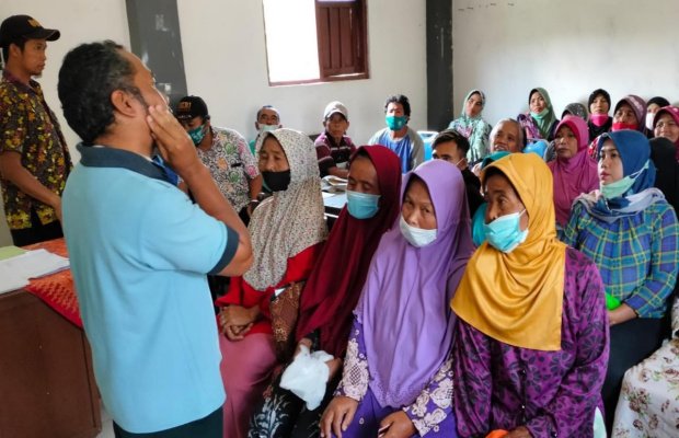 Foto : Warga Penerima PKH BNI Desa Jelbuk Pertanyakan Kartu BPNT Peralihan Mandiri