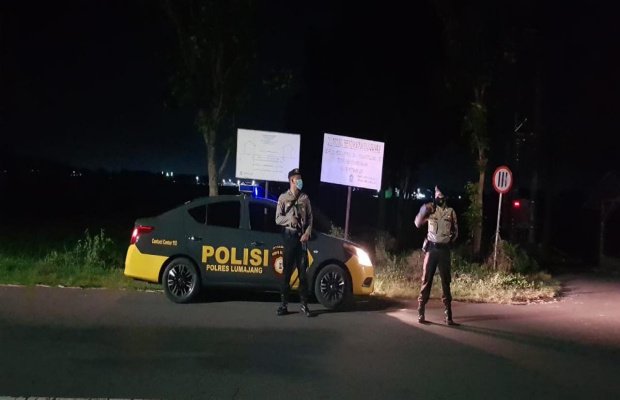 Foto : Petugas bersiaga di Jalur Lintas Timur Lumajang. 