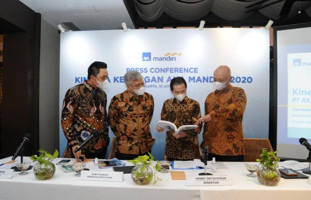 Foto: (kiri) Direktur Utama PT Axa Mandiri Financial Services, Handojo G. Kusuma,  didampingi jajaran direksi.