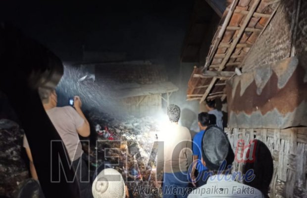 Foto : Kebakaran di area Pasar Omben sudah dipadamkan oleh Petugas Damkar. 