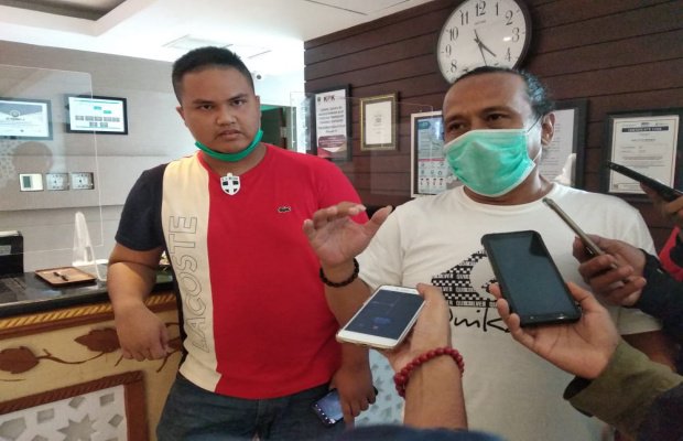 Foto: Ketua PW MOI Djoko didampingi Pramudhito Putra Virmanza saat diwawancarai para awak media.