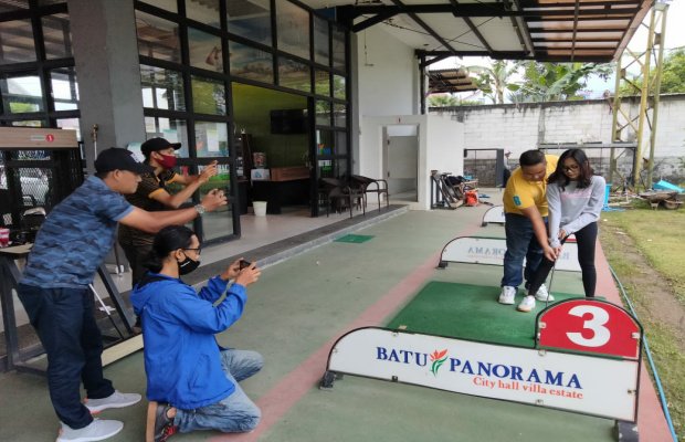 Foto: Pramudito Putra Virmanza dan Anisa Krisdayanti, saat berolahraga golf