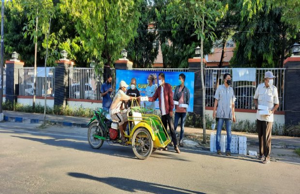 Foto: Kegiatan bagi - bagi takjil oleh PWI Sumenep
