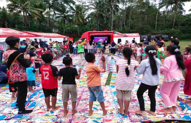 Foto : Suasana ketika puluhan anak di Desa Kaliuling bermain dengan Srikandi Polwan Polantas Polres Lumajang