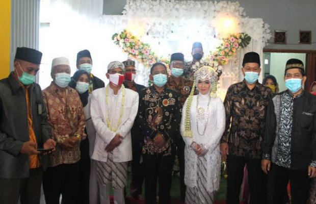  Foto: Bupati Bekasi saat hadir sebagai saksi nikah Ketua SMSI Bekasi Raya beberapa waktu yang lalu.